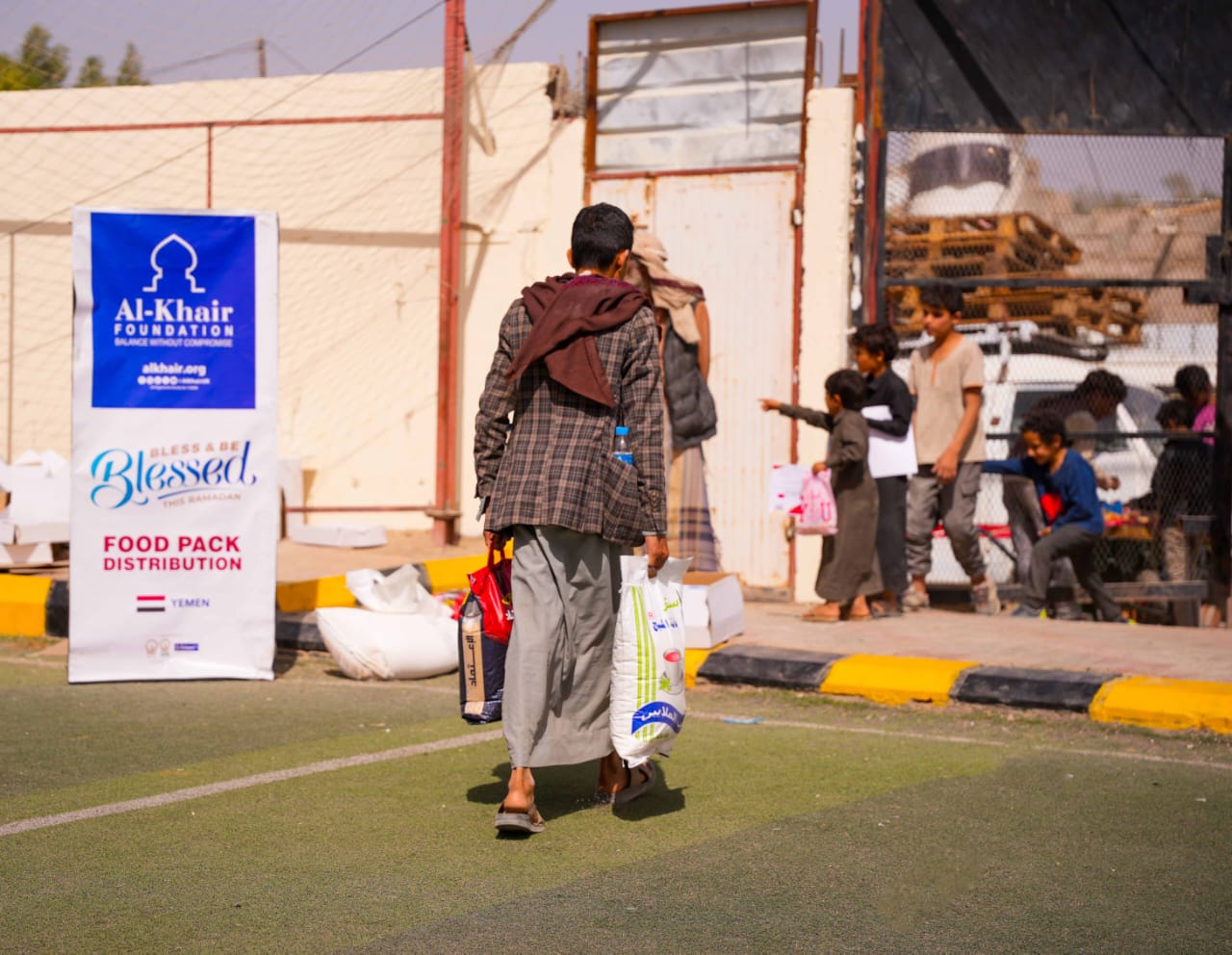 اليمن.. رمضان يُرى في وجوه الأطفال مع وصول سلال الخير