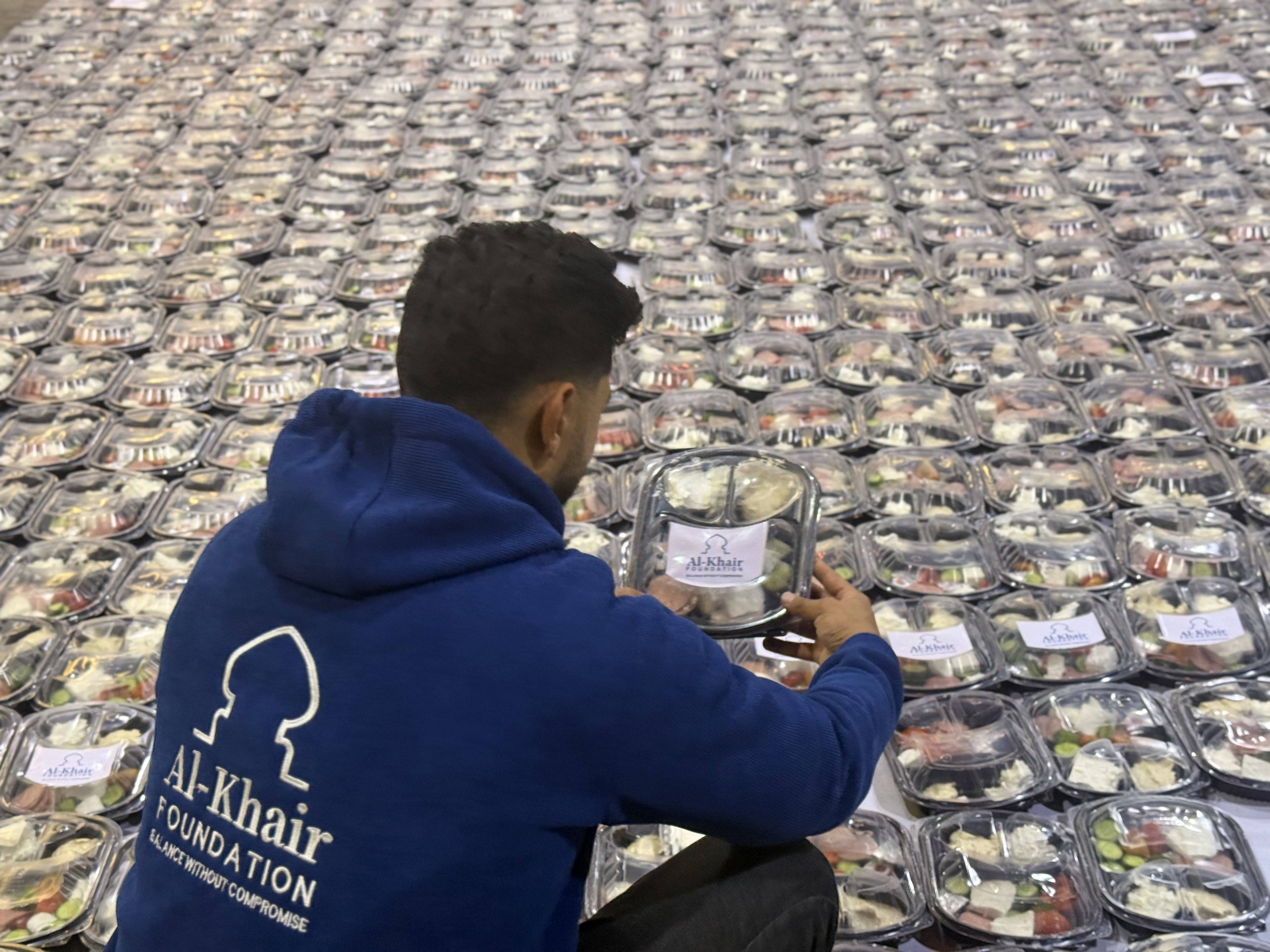 وجبات السحور على الصائمين والمعتكفين في خواتيم رمضان تحريًا لليلة القدر